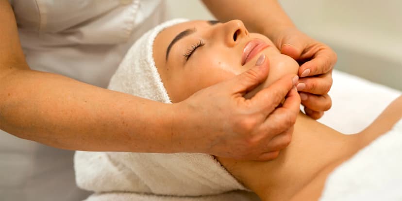 Masáže obličeje i dekoltu: myostimulační masáž, myofasciální ifting i lymfodrenáž